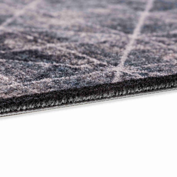 Nahaufnahme eines Teppichs mit geometrischem Muster.