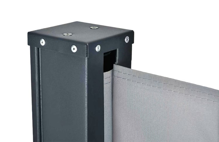 Detailaufnahme eines anthrazitfarbenen Seitenmarkisenpfostens aus Metall mit ausgezogenem grauem Markisenstoff und Naht.