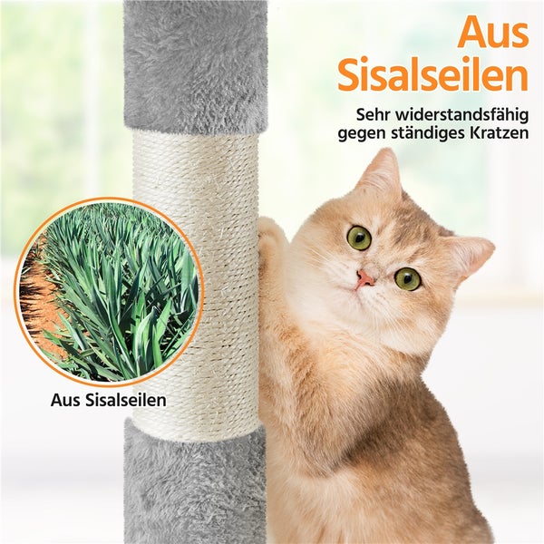 Katze an einem Kratzbaum mit Sisalstamm