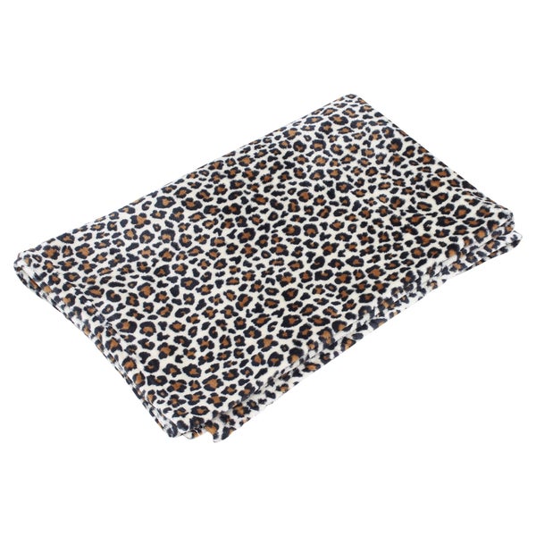 Eine zusammengelegte Wohndecke mit Leopardenmuster aus weichem Material.