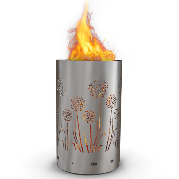 Feuerstelle aus Metall mit ausgeschnittenem Blumenmuster und Flammen