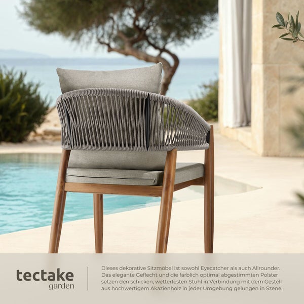 Gartenstuhl aus Akazienholz mit grauem Seilgeflecht und wetterfesten Polstern auf einer hellen Terrasse an einem Pool, tectake garden Logo.
