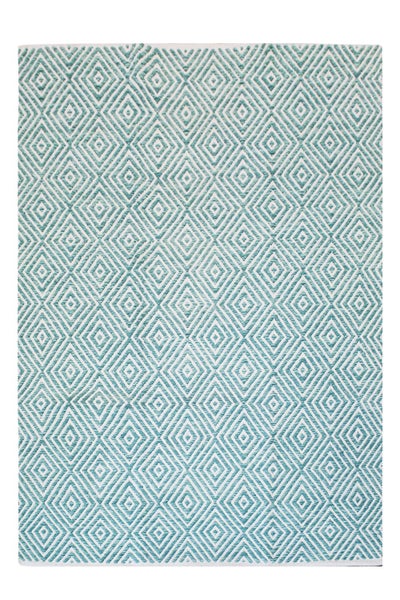 Rechteckiger Teppich in Mintgrün und Weiß mit geometrischem Rautenmuster.