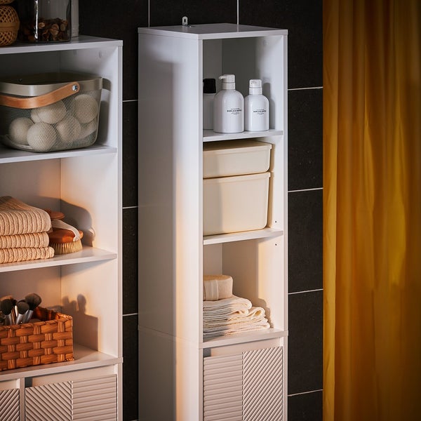 Badezimmer mit Hochschrank zur Aufbewahrung von Badutensilien