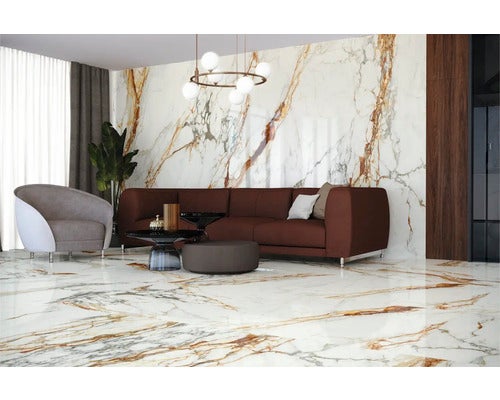 Wohnzimmer mit Marmorboden und -wand, Sofa und Sessel