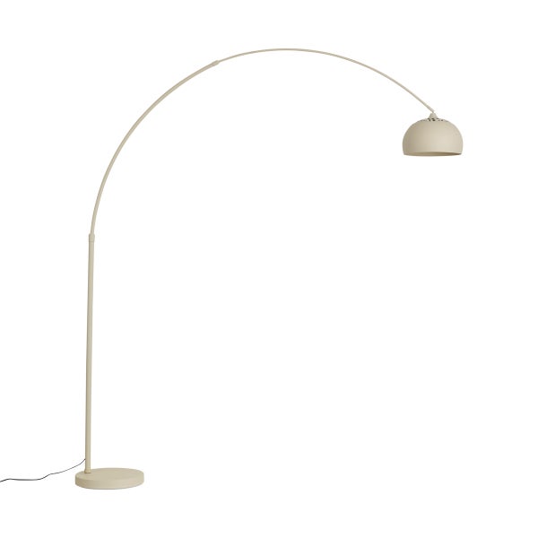 Bogenlampe mit weit ausladendem Arm, rundem Fuß und halbkugelförmigem Lampenschirm