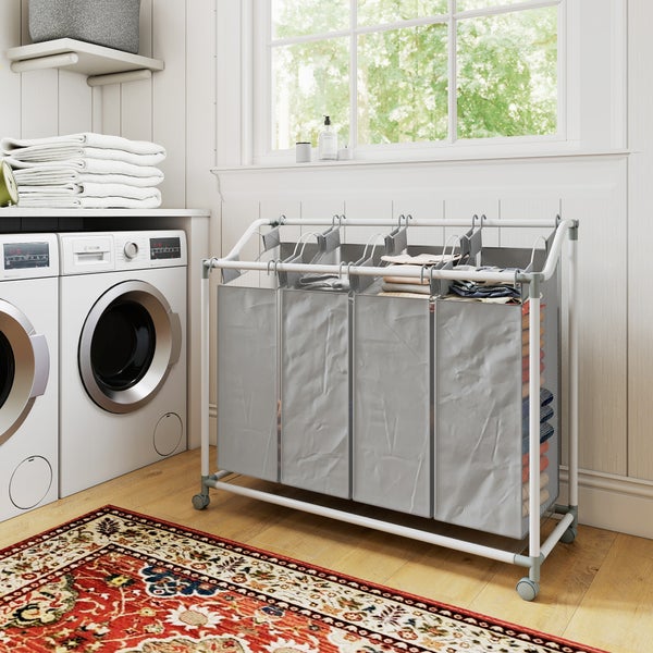 Wäschezimmer mit Waschmaschine, Wäschekorb mit vier Fächern und Teppich