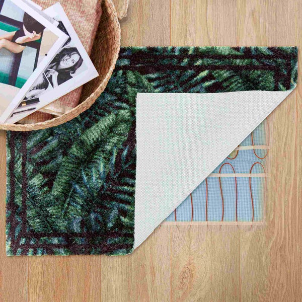 Quadratischer Teppich mit Pflanzenmuster, darunter eine Fußbodenheizung