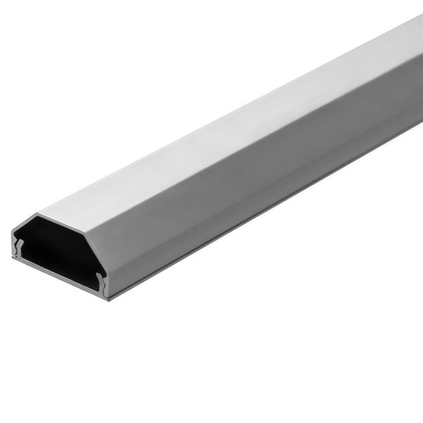 Ein einzelner Kabelkanal aus Metall fuer die organisierte Kabelfuehrung an Waenden oder Decken.