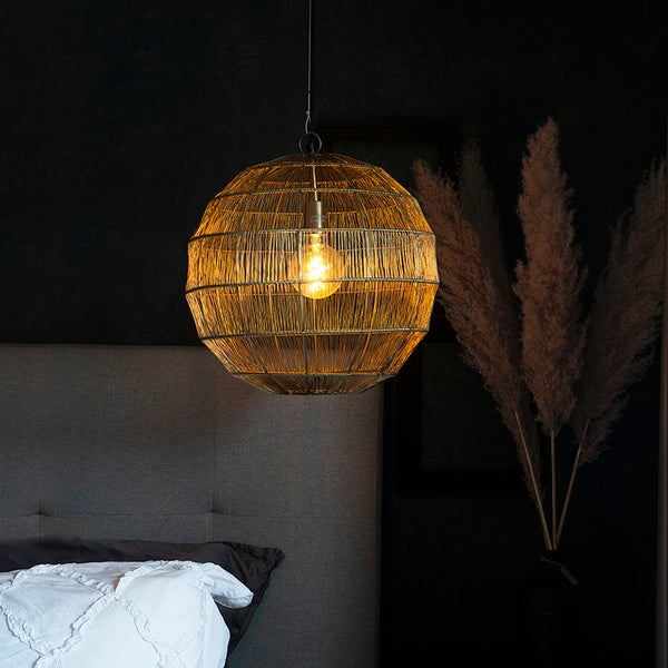 Kugelförmige Hängeleuchte aus geflochtenem Material mit Glühbirne