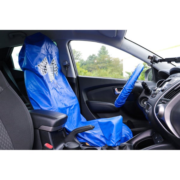 Innenraum eines Autos mit blauem Autositzbezug und Lenkradbezug