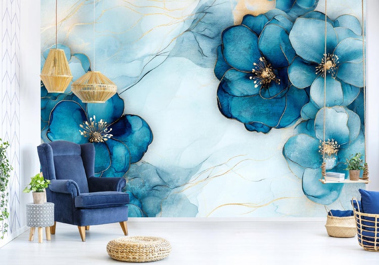 Wohnzimmer mit Sessel, Blumendekor und Rattanleuchten