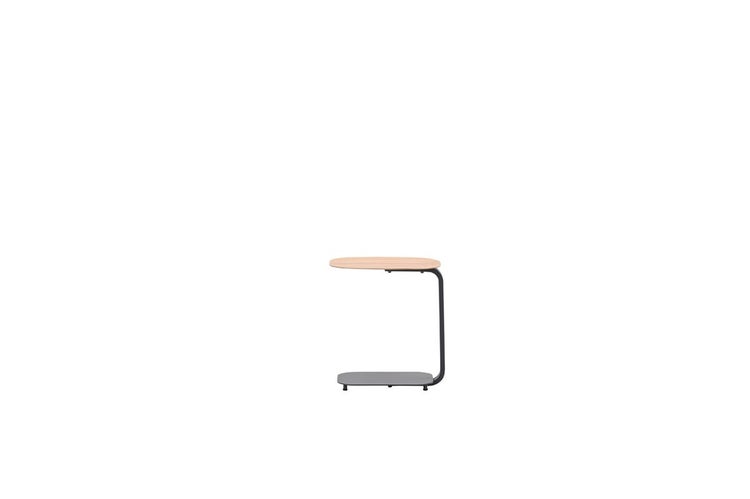 Beistelltisch in C-Form mit heller Holzplatte und dunklem Metallgestell.