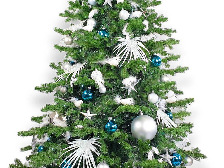 Geschmückter Weihnachtsbaum mit Kugeln, Sternen und Vogelfiguren als festliche Weihnachtsdekoration.