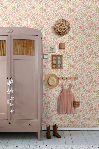 Dekoratives Zimmer mit Blumendekor Tapete, Kleiderschrank und Accessoires.