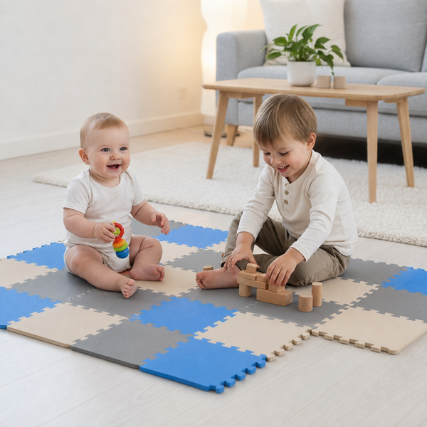Zwei Kinder spielen auf einer bunten Schaumstoff Puzzelmatte in einem hellen Wohnzimmer.