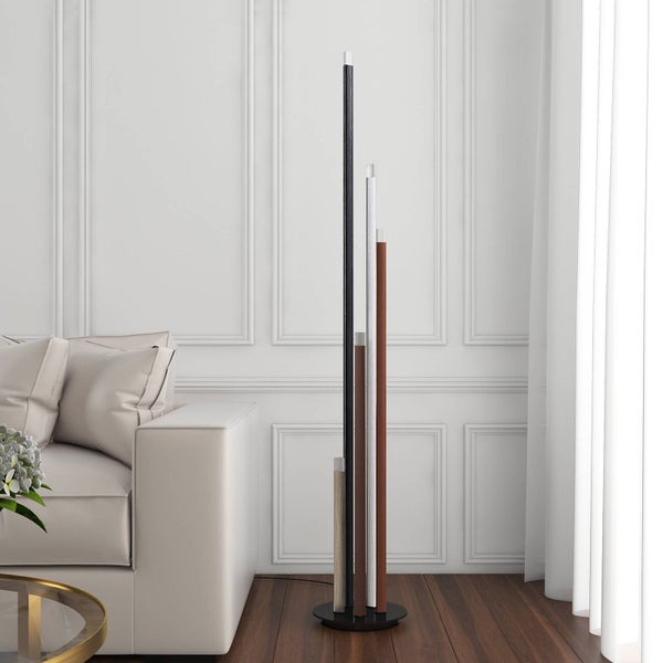 Moderne LED-Stehleuchte mit Stäben verschiedener Höhen in einem hellen, organisierten Wohnzimmer mit weißem Sofa und Wandpaneelen.