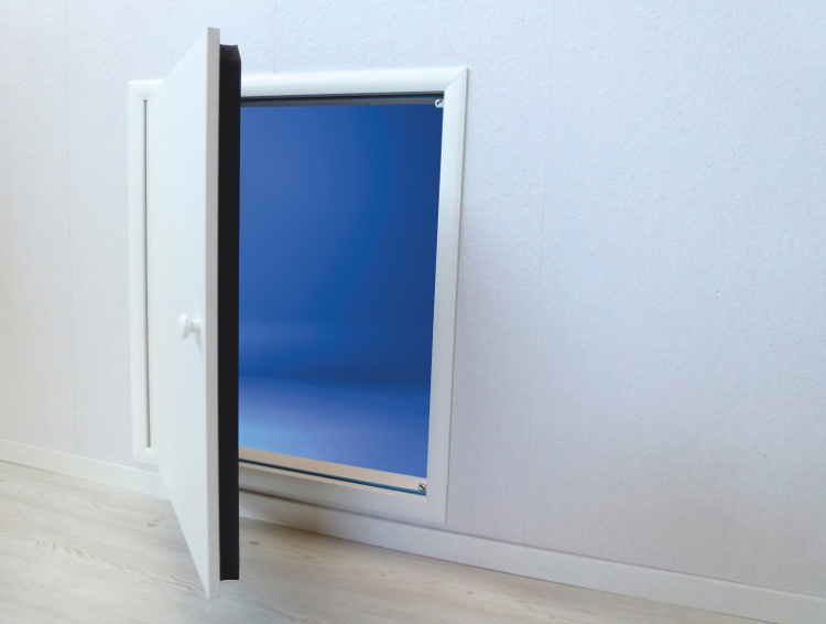 Geöffnete Revisionstür in der Wand für den Zugang zu Installationen