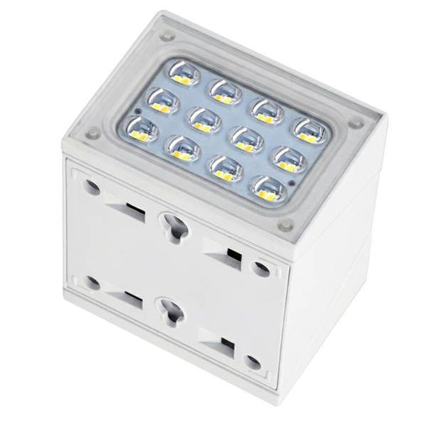Weiße quadratische LED-Außenwandleuchte mit zwölf LED-Chips und Montageplatte.