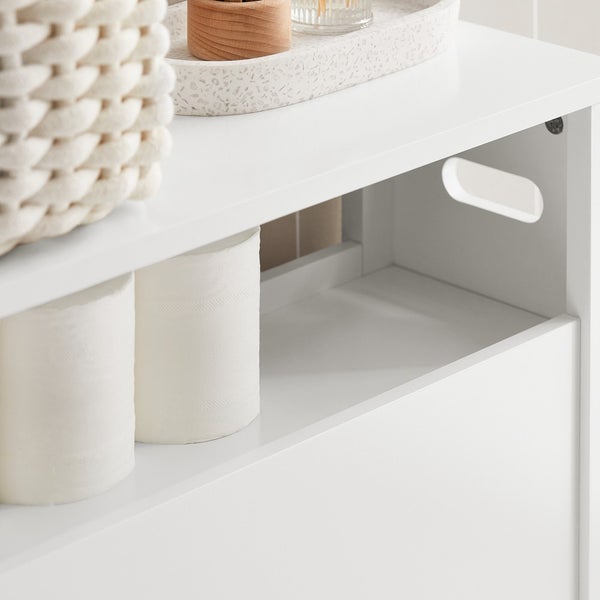 Detailaufnahme eines weißen Badezimmerschranks mit Toilettenpapierrollen und Ablage