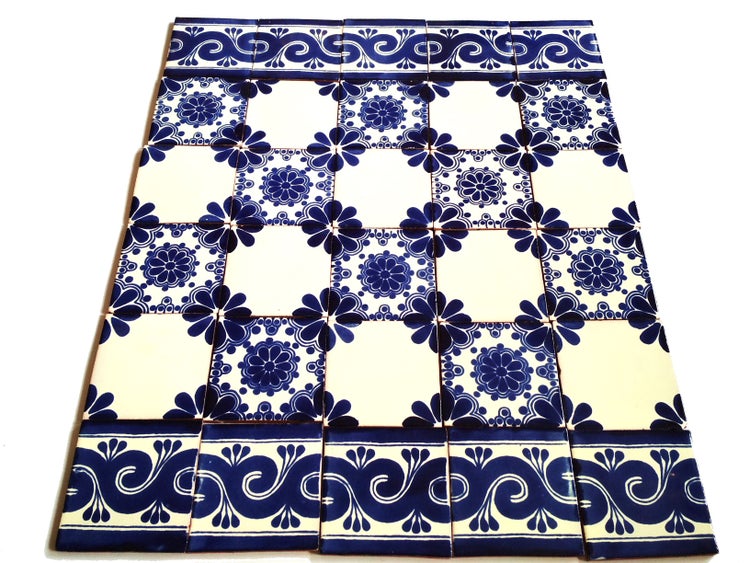 Quadratische Fliese mit floralem Muster für den Innenbereich