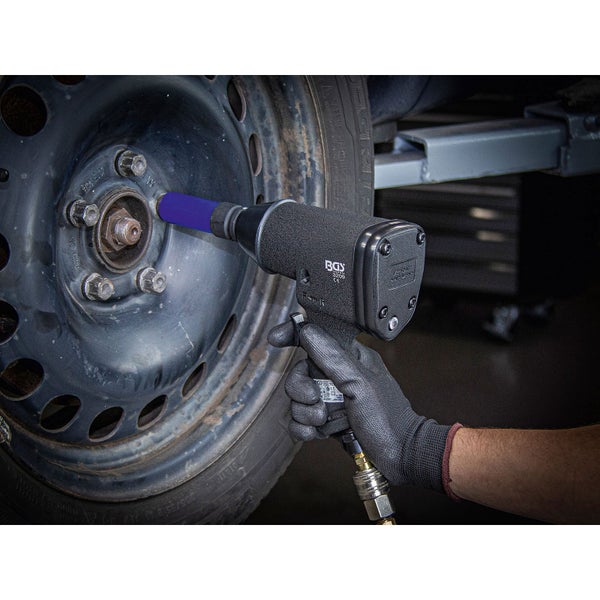 Druckluft-Schlagschrauber im Einsatz beim Reifenwechsel