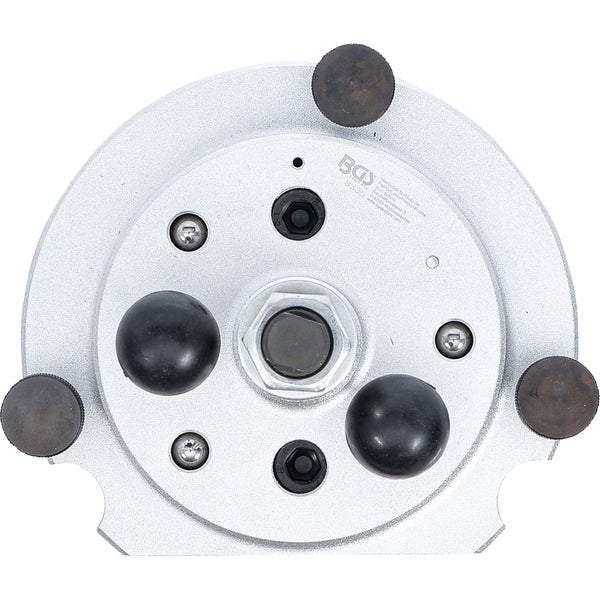 Eine Person bohrt mit einer Schlagbohrmaschine ein Loch in eine Betonwand.