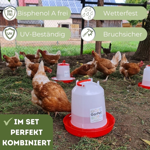 Hühner im Freien mit Futterspender der Marke GarPet. Das Produkt ist Bisphenol A frei, Wetterfest, UV beständig und bruchsicher. Im Set perfekt kombiniert.