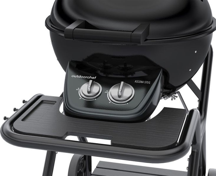 Nahaufnahme des schwarzen Outdoorchef Gasgrills Ascona 570 G mit Bedienpanel, zwei Drehreglern und Seitenablage in Holzoptik.