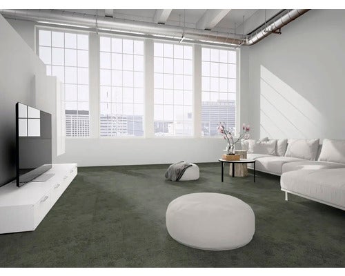 Modernes, helles Wohnzimmer im Loft-Stil mit großem dunkelgrauem Teppichboden, weißem Sofa, TV-Board und großen Fenstern.