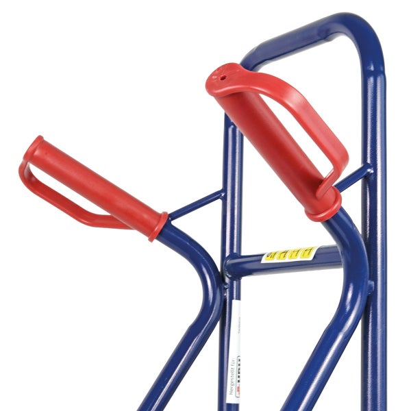 Detailansicht einer blauen Sackkarre mit roten Griffen