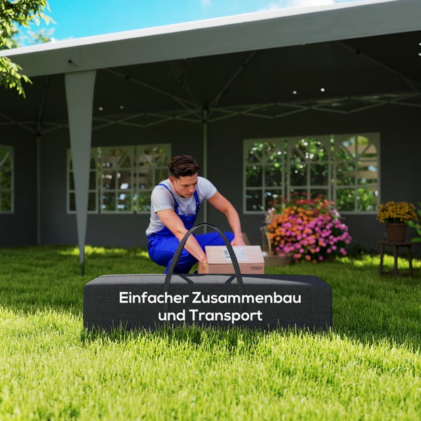 Schwarze Transporttasche für Pavillon auf Rasen, Mann beim Aufbau im Hintergrund. Text: Einfacher Zusammenbau und Transport.