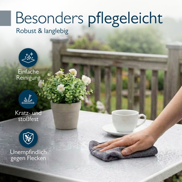 Hand wischt pflegeleichte, kratzfeste und fleckunempfindliche Tischoberfläche im Außenbereich mit einem Tuch ab.