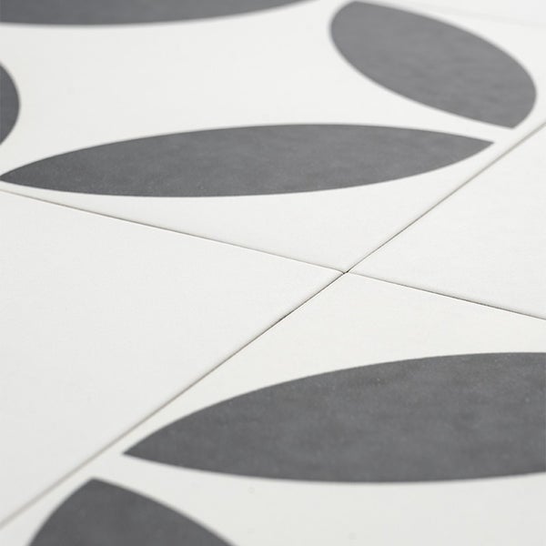 Quadratische Wandfliesen und Bodenfliesen mit geometrischem Blattmuster