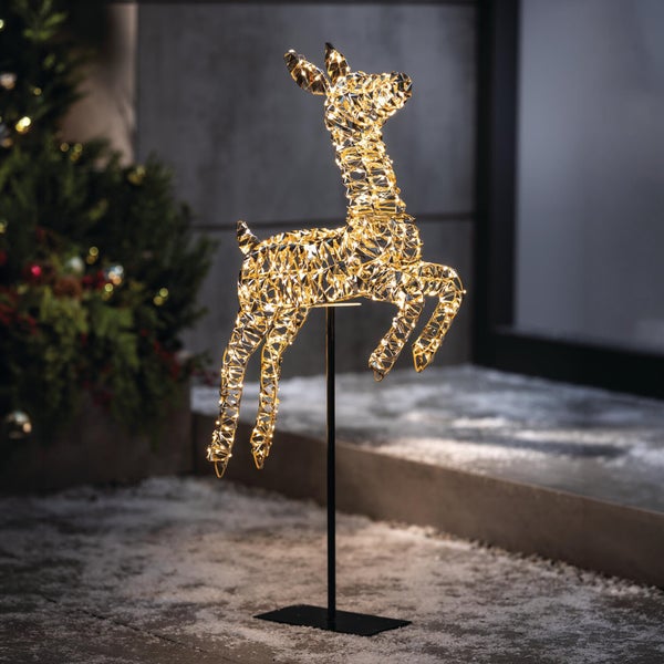 Leuchtfigur Rentier aus Drahtgeflecht mit integrierter LED Beleuchtung auf einem Ständer für die weihnachtliche Dekoration.