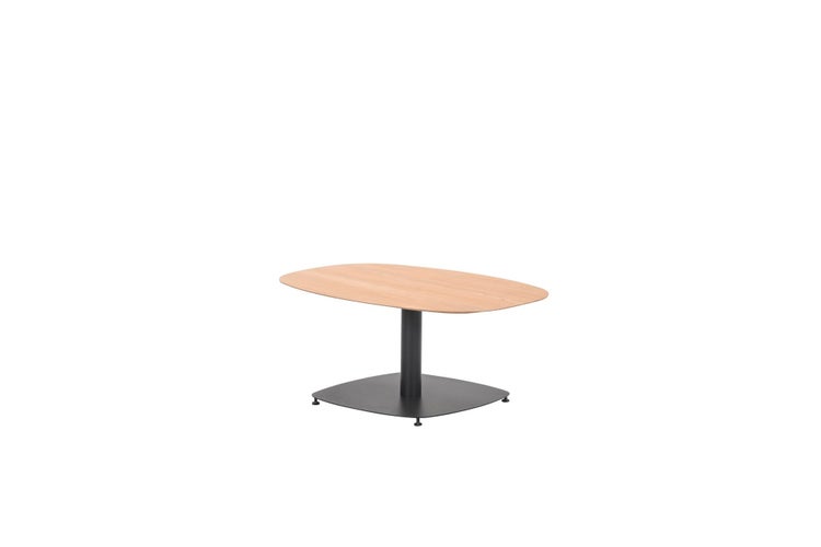 Ovaler Couchtisch mit Tischplatte in Eichenoptik und schwarzem Metallgestell.
