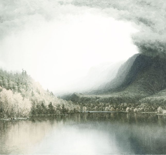 Gemälde einer ruhigen Seenlandschaft mit Bergen und Bäumen