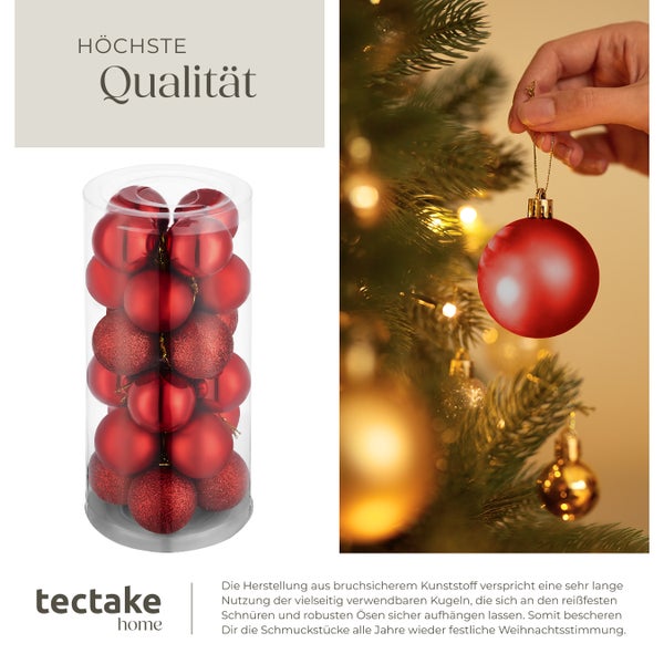 Rote Weihnachtskugeln aus Kunststoff in transparenter Verpackung, eine Kugel wird an einen Weihnachtsbaum gehängt