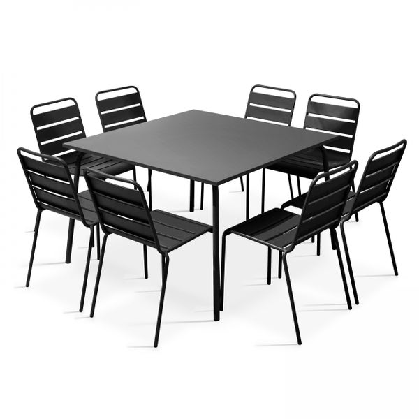 Gartenmöbel-Set bestehend aus einem quadratischen Tisch und acht Stühlen aus Metall mit Sitz- und Rückenflächen aus Querstreben.