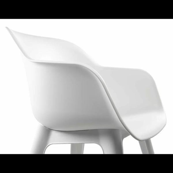 Moderner Kunststoffstuhl in Weiß, Seitenansicht der Sitzschale und Stuhlbeine.