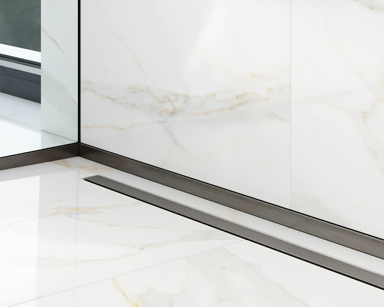 Moderne Dusche mit Linienentwässerung und passenden Wandprofilen auf großformatigen Fliesen in Marmoroptik.