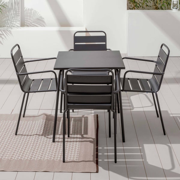 Schwarzer quadratischer Metalltisch mit vier schlanken Beinen.