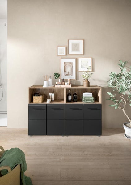 Modernes Badezimmer-Sideboard mit vier schwarzen Türen und offenen Holzregalen, dekoriert mit Badutensilien, Bildern und Pflanzen.