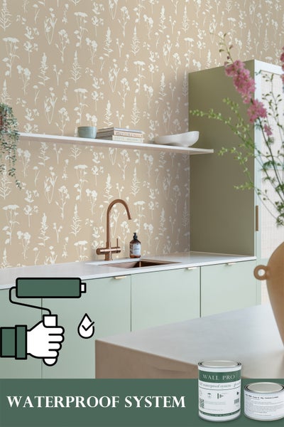 Küchenszene mit Spüle, Armatur und Schrankfronten vor floral gemusterter Wand