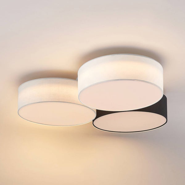 Moderne Deckenleuchte mit drei überlappenden zylindrischen Stoffschirmen in Weiß und Schwarz für eine weiche Beleuchtung.
