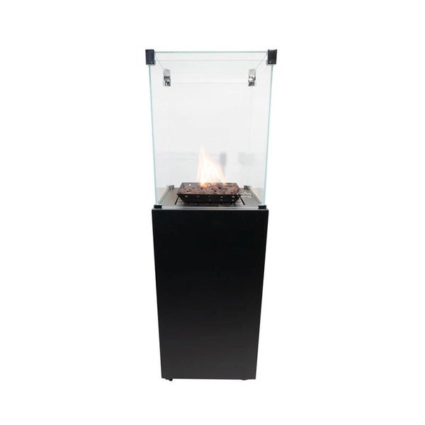 Gas-Terrassenfeuer mit schwarzem Sockel und Windschutz aus Glas.