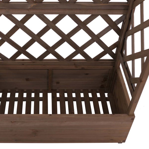 Nahaufnahme eines Pflanzkastens aus braunem Holz mit Rankgitter in Rautenform und Lattenboden.