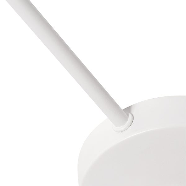 Nahaufnahme eines weißen Leuchtenfusses mit Metallstange.