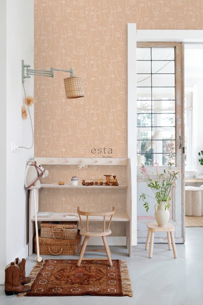 Dekoratives Interieur mit gemusterten Tapeten, Holzmöbeln und Teppich für eine gemütliche Atmosphäre