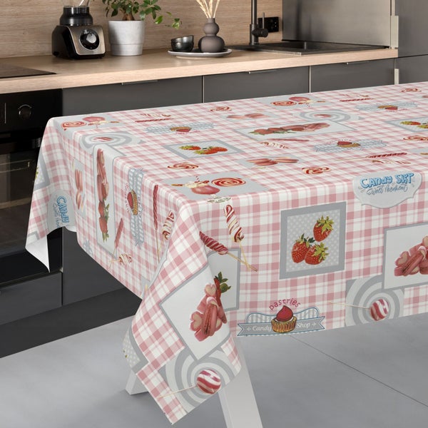 Abwaschbare rechteckige Tischdecke mit Karomuster und Motiven von Süßigkeiten wie Erdbeeren, Macarons und Cupcakes in einer Küche.